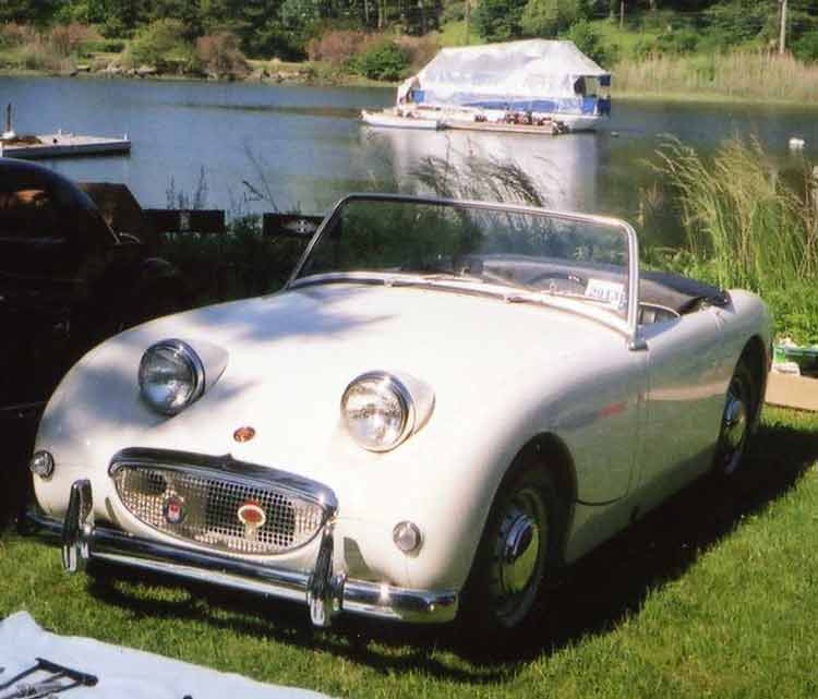 contrasted by a meticulouslyrestored Frog Eye MkI AustinHealey