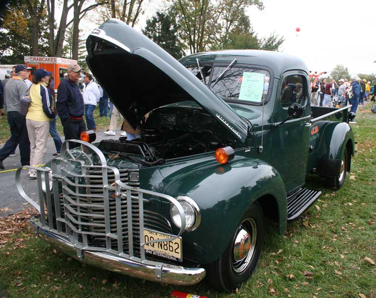 A nicelyrestored 1948 International KB2 pickup was carrying a beautiful 